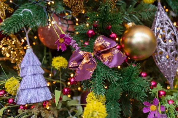 Χριστουγεννιάτικο Δέντρο Διακοσμημένο Είναι Γιορτινά Διακοσμημένο Vintage Πολύχρωμες Μπάλες Γιρλάντες — Φωτογραφία Αρχείου