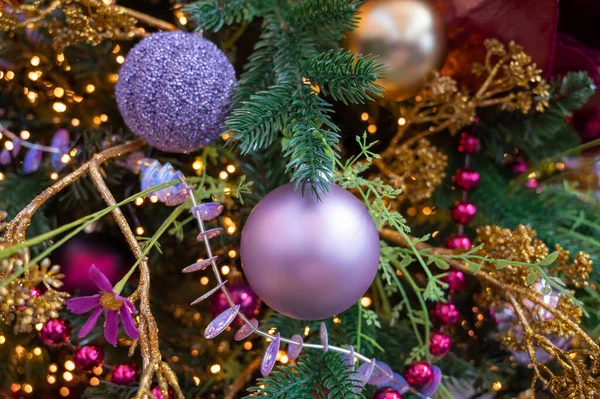 Julgran Dekorerad Festligt Dekorerad Med Vintage Färgglada Bollar Kransar Och — Stockfoto