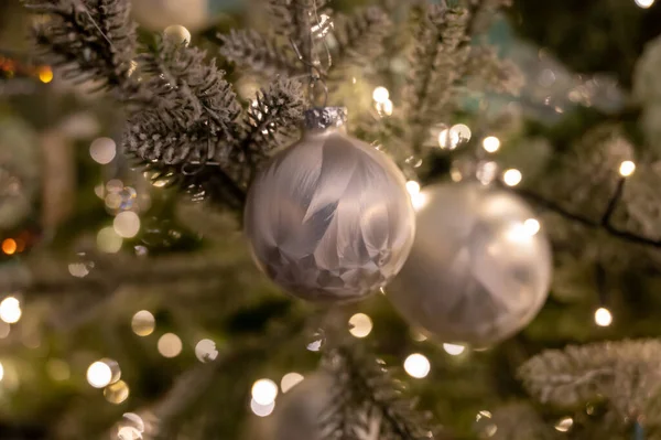 Albero Natale Decorato Festosamente Decorato Con Palline Colorate Vintage Ghirlande — Foto Stock