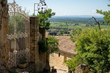 Güneşli bir günde ortaçağ binaları, tatil beldeleri, Fransa 'nın Provence kentindeki Chateauneuf-du-pape köyünde ünlü şaraplar.