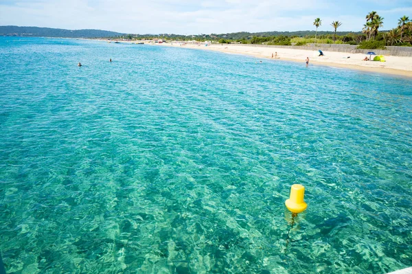 Krystalicznie Czysta Błękitna Woda Legendarnej Plaży Pampelonne Pobliżu Saint Tropez — Zdjęcie stockowe