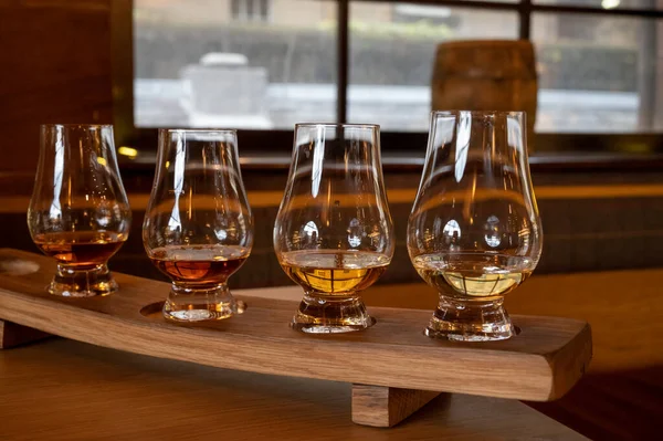 Flight Single Malt Scotch Whisky Glasses Served Bar Edinburgh Tasting — Zdjęcie stockowe