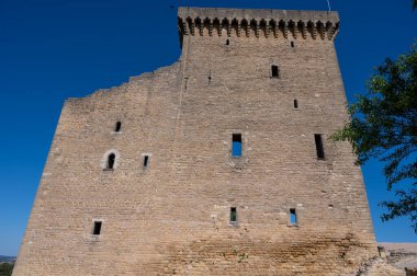 Güneşli bir günde ortaçağ binaları, tatil beldeleri, Fransa 'nın Provence kentindeki Chateauneuf-du-pape köyünde ünlü şaraplar.