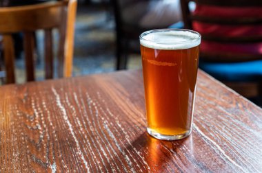 Büyük bardakta İngiliz birası ya da eski tip İngiliz barında servis edilen ipa birası.