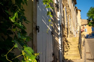 Güneşli bir günde ortaçağ binaları, tatil beldeleri, Fransa 'nın Provence kentindeki Chateauneuf-du-pape köyünde ünlü şaraplar.