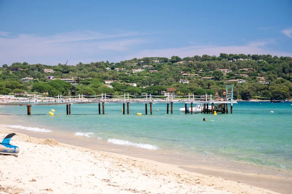 Krystalicznie Czysta Błękitna Woda Legendarnej Plaży Pampelonne Pobliżu Saint Tropez — Zdjęcie stockowe