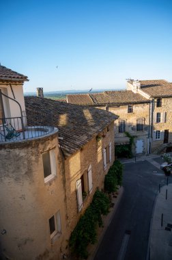 Güneşli bir günde ortaçağ binaları, tatil beldeleri, Fransa 'nın Provence kentindeki Chateauneuf-du-pape köyünde ünlü şaraplar.