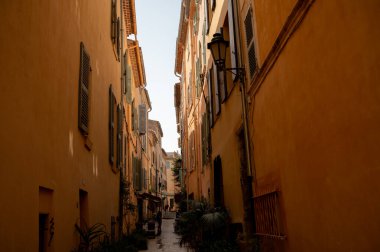 Saint Tropez 'de renkli evler, Akdeniz' de bir köy yat limanı, Provence, Fransa 'da yaz tatili