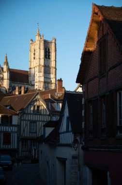 Auxerre 'in eski caddeleri ve evleri, Yonne Nehri' nin ortaçağ şehri, Burgundy 'nin kuzeyi, Fransa