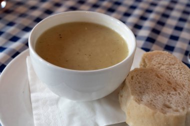 Geleneksel İskoç vejetaryen yemekleri, pırasalı patates çorbası, Edinburgh, İskoçya 'nın en eski barında servis ediliyor.