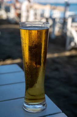 Kıbrıs 'taki güneşli sahil barında bira servis ediliyor.