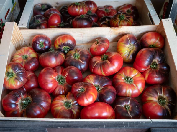 新鲜成熟的 色彩艳丽的法国西红柿蔬菜 来自普罗旺斯 装在木箱里 — 图库照片