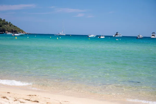 Kristallklart Blått Vatten Legendariska Pampelonne Stranden Nära Saint Tropez Sommarsemester — Stockfoto