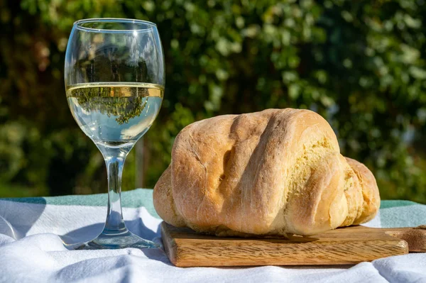 Artisan Zelfgemaakt Zuurdesembrood Met Olijven Gebakken Een Klein Bergdorpje Cyprus — Stockfoto