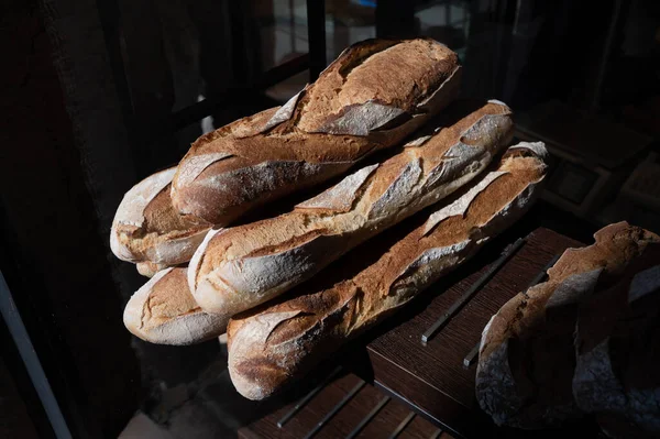 リヨンにあるフランスパン屋さんでは焼きたてのバゲットパンがたくさん売られています — ストック写真