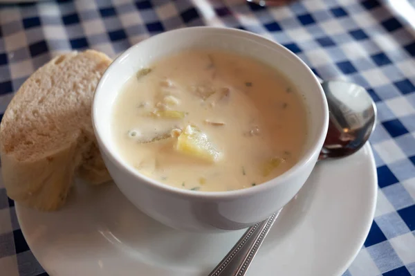 Geleneksel Skoç Beyaz Krema Çorbası Füme Çayır Balığı Patates Havuç — Stok fotoğraf