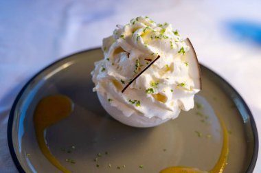 Tatlı Fransız tatlısı, mango ve çarkıfelek meyveli pavlova Saint-Tropez, Fransa 'da bir restoranda servis ediliyor.