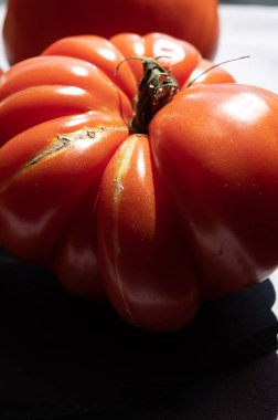 Tahta kutuda Provence 'den taze olgun Fransız domatesleri sebzeler.