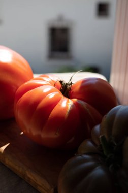 Tahta kutuda Provence 'den taze olgun Fransız domatesleri sebzeler.