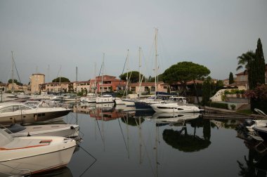 Port Grimaud 'da renkli evler, Akdeniz' de bir köy yat limanı, Provence, Fransa 'da yaz tatili.