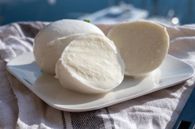 Beyaz İtalyan toplarının tadına bakmak mozzarella peyniri bufalo inek sütünden yapılır, açık havada servis edilir.