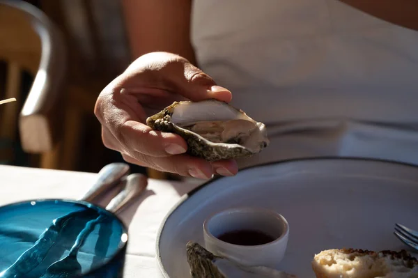 Junge Frau Weißem Kleid Isst Frische Lebende Creuze Austern Mit — Stockfoto