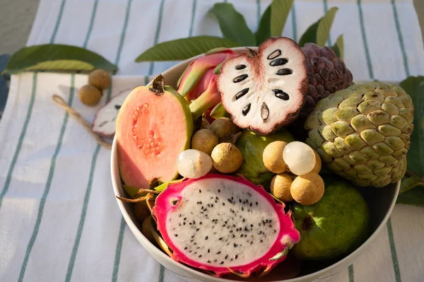 Różnorodność Smacznych Owoców Tropikalnych Egzotycznych Dojrzałych Świeżych Liczi Owoców Smoczych — Zdjęcie stockowe