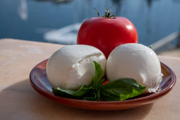 Queijo Mozzarella Bufala Italiano Macio Branco Bolas Com Tomate Vermelho — Fotografia de Stock