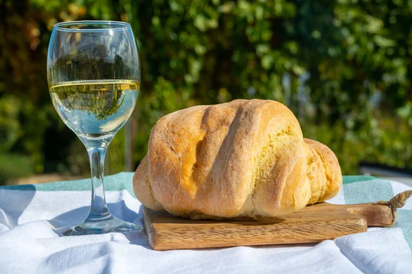 Artisan Zelfgemaakt Zuurdesembrood Met Olijven Gebakken Een Klein Bergdorpje Cyprus — Stockfoto