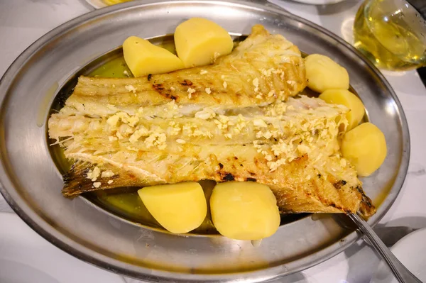 Filet Grătar Bacalhau Pește Alb Servit Cartofi Restaurantul Pește Din — Fotografie, imagine de stoc
