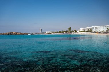 Kıbrıs Rum Kesimi 'nin Ayia Napa plajındaki Akdeniz üzerinde mavi kristal berrak su üzerindeki hava panoramik manzarası. Deniz tatili.