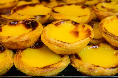 Portekiz 'in geleneksel tatlı tatlısı Pastel de nata yumurta kremalı tart pastası Portekiz' in Lizbon bölgesindeki fırında sergilenmektedir.