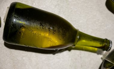 İkinci mayalanma sırasında şampanya şişesi Lees veya ölü maya hücreleri çökeltisi, şampanya yapmak Chardonnay ve pinor noir üzümleri Epernay, Champagne, France