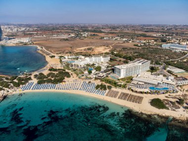 Kıbrıs 'ın Ayia Napa plajı yakınlarındaki Akdeniz' de mavi kristal berrak su üzerindeki hava panoramik manzarası. Deniz tatili.