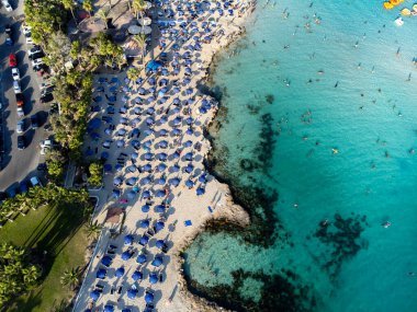 Kıbrıs 'ın Ayia Napa plajı yakınlarındaki Akdeniz' de mavi kristal berrak su üzerindeki hava panoramik manzarası. Deniz tatili.