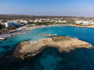 Kıbrıs 'ın Ayia Napa plajı yakınlarındaki Akdeniz' de mavi kristal berrak su üzerindeki hava panoramik manzarası. Deniz tatili.