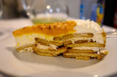 Geleneksel Portekiz pastası. Kremalı, meyveli ve kurabiyeli.