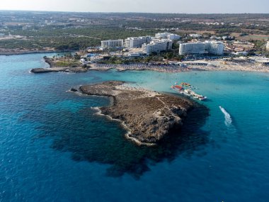 Kıbrıs 'ın Ayia Napa plajı yakınlarındaki Akdeniz' de mavi kristal berrak su üzerindeki hava panoramik manzarası. Deniz tatili.