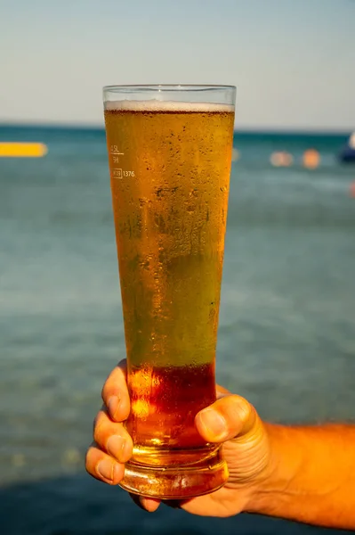 Пинта Холодного Пива Подается Открытом Воздухе Солнечном Пляжном Баре Кипре — стоковое фото