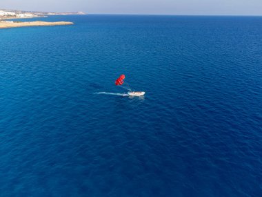 Kıbrıs 'ın Ayia Napa plajı yakınlarındaki Akdeniz' de mavi kristal berrak su üzerindeki hava panoramik manzarası. Deniz tatili.