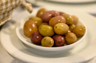 Kafede servis edilen lezzetli yeşil zeytinler yakın plan, sağlıklı vejetaryen yemek geçmişi.