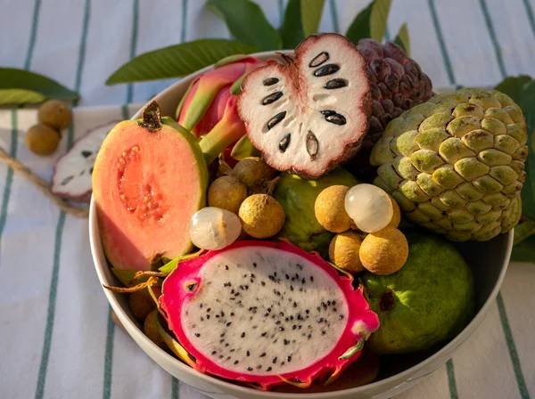 Różnorodność Smacznych Owoców Tropikalnych Egzotycznych Dojrzałych Świeżych Liczi Owoców Smoczych — Zdjęcie stockowe
