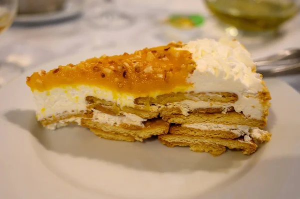 Traditionell Portugisisk Tårta Med Grädde Frukt Och Kakor Närbild — Stockfoto