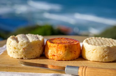 Çeşitli keçi, koyun, paprikadan yapılmış inek peyniri, Portekiz 'de açık havada servis edilen otlar.