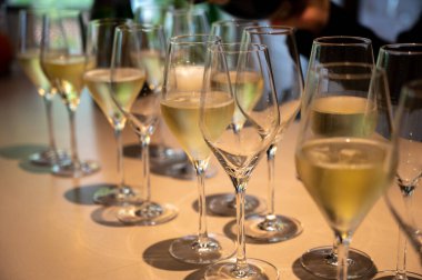 Şampanya, Fransa 'daki yeraltı mağaralarında geleneksel yöntemle üretilen Brut ve Rezerv Grand Cru şampanyası.