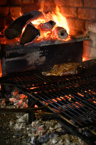 ポルトガルの小さな村のレストランでオリーブの薪グリルで焼かれた大きな牛の肋骨の目のステーキ — ストック写真