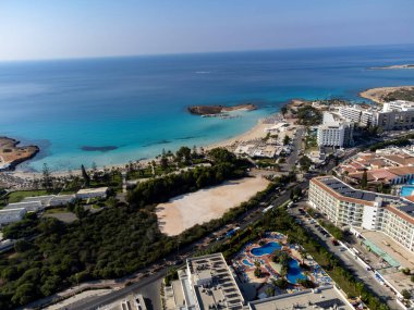 Kıbrıs 'ın Ayia Napa plajı yakınlarındaki Akdeniz' de mavi kristal berrak su üzerindeki hava panoramik manzarası. Deniz tatili.
