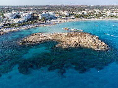 Kıbrıs 'ın Ayia Napa plajı yakınlarındaki Akdeniz' de mavi kristal berrak su üzerindeki hava panoramik manzarası. Deniz tatili.