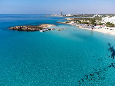 Kıbrıs 'ın Ayia Napa plajı yakınlarındaki Akdeniz' de mavi kristal berrak su üzerindeki hava panoramik manzarası. Deniz tatili.