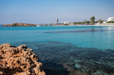 Kıbrıs Rum Kesimi 'nin Ayia Napa plajındaki Akdeniz üzerinde mavi kristal berrak su üzerindeki hava panoramik manzarası. Deniz tatili.